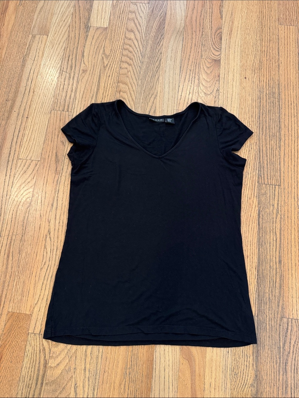 Tahari Black V-Neck Short Sleeve Tee Size: Medium